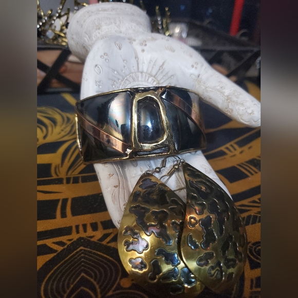 NWOT Gorgeous metal bracelet and earrings set with amazing details - Picture 5 of 7